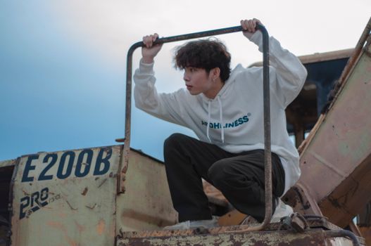 Oversize Hoodie Erkek Kombin: Moda ve Konforun Kombinezonu