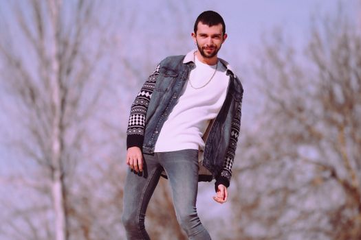 Minimalist Erkek Giyim Kombinleri: Zamansız Şıklığın Anahtarı
