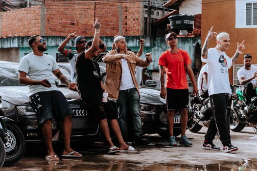Streetwear Koleksiyonları: Moda ve Konforun Birleştiği Nokta
