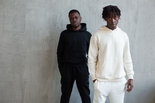 Oversize Hoodie Erkek Kombin: Modaya Yeni Bir Soluk