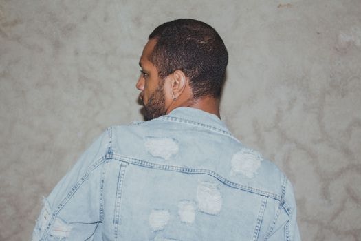 Erkek Denim Ceket Nasıl Giyilir? Stil Rehberi ve Kombin Önerileri