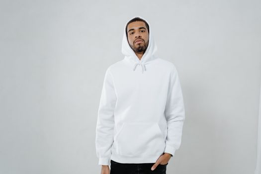 Oversize Hoodie Erkek Kombin: Moda ve Konforun Kombini
