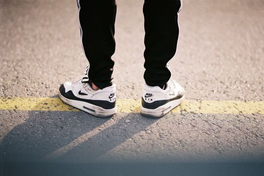 Nike Air Force 1 Kombin Önerileri: Şıklığın ve Rahatlığın Simgesi | Selvano.com.tr