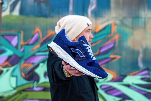 Sneaker Tutkunlarının Vazgeçilmezi: En Trend Sneaker Koleksiyonları ve Stil İpuçları