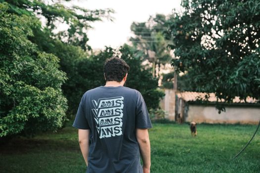 Vans Old Skool Erkek Kombin Rehberi: Sokak Stilinin İkonuyla Tanışın
