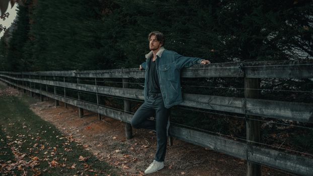 Erkek Denim Ceket Kombinleri: Stil Sahibi Görünümler İçin Kapsamlı Rehber