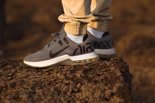 Erkek Sneaker Trendleri: 2024'te Ayaklarınız Konuşsun!
