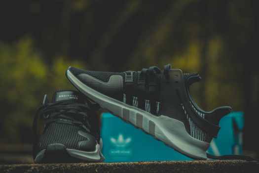 Sneaker Modası Türkiye 2026: Trendler, Markalar ve Stil İpuçları