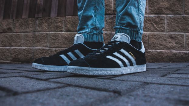 Adidas Samba Kombin Erkek: Zamansız Şıklığın Anahtarı Selvano'da!