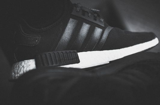 Adidas Samba Kombin Erkek: Zamansız Şıklığın Sırları ve En İyi Kombin Önerileri