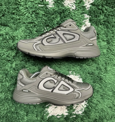 Dior B30 Olive – Doğal Tonlarda Lüks ve Konforun Yeni Adı